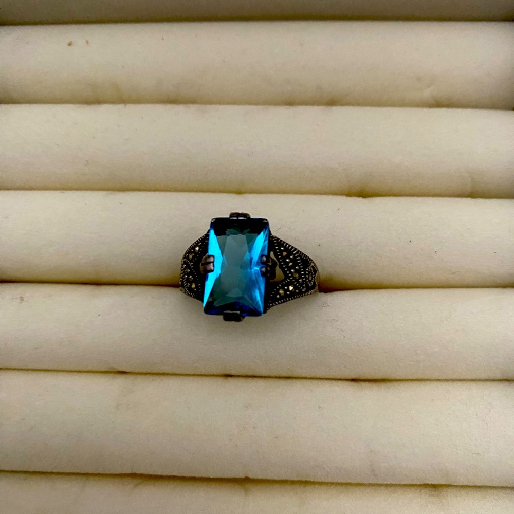 Beautiful Blue Stone Sterling Silver Ring Size 8